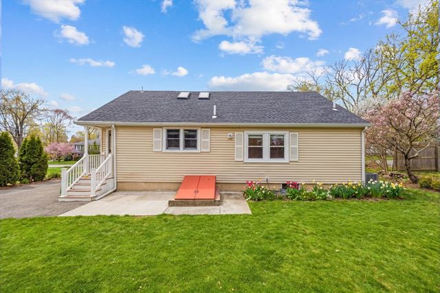 39 Brook St, Mansfield, MA 02048