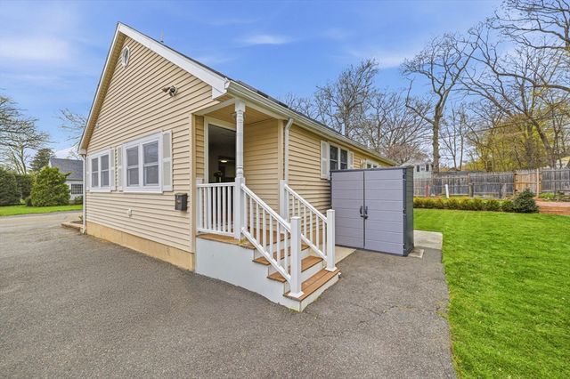 39 Brook St, Mansfield, MA 02048