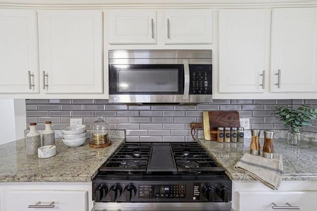 39 Brook St, Mansfield, MA 02048