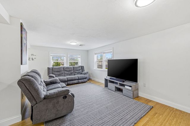 39 Brook St, Mansfield, MA 02048