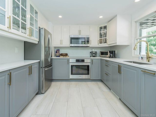 135 Old Meeting House Road, Westhampton Beach, NY 11978