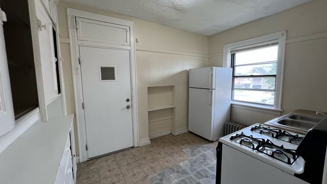 8748 S Dauphin Avenue 2A, Chicago, IL 60619