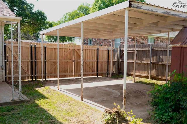 408 N Glenn Street, Henrietta, TX 76365