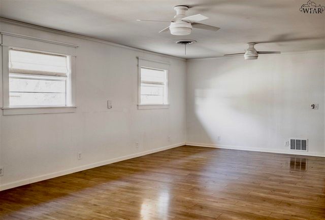 408 N Glenn Street, Henrietta, TX 76365