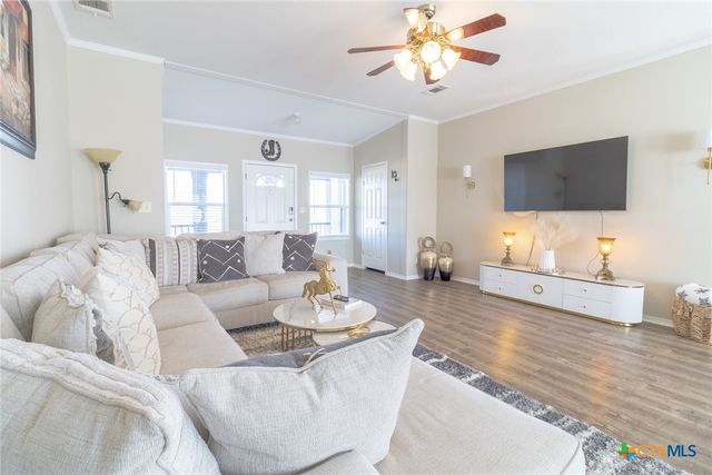 546 Texas Oak Dr, Cedar Creek, TX 78612