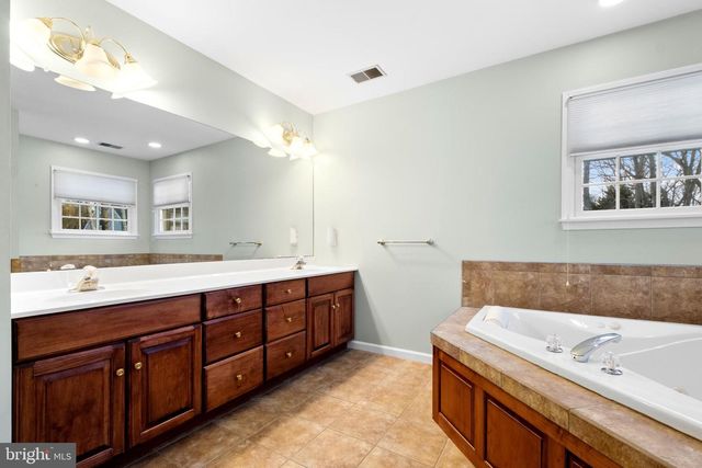 1 BRADDOCKS MILL RD, Medford, NJ 08055