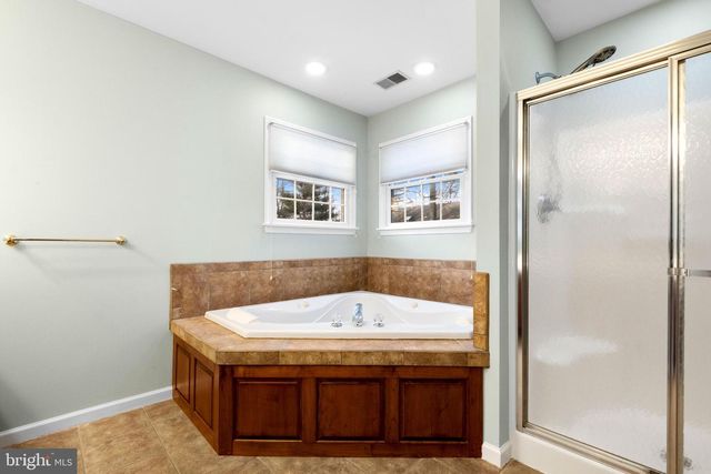 1 BRADDOCKS MILL RD, Medford, NJ 08055