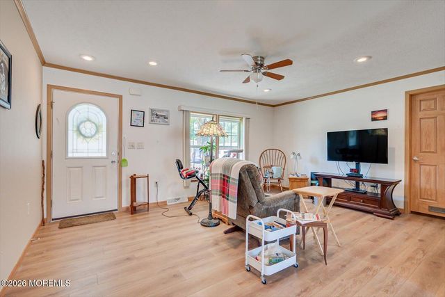22 Easy Street, Freehold, NJ 07728