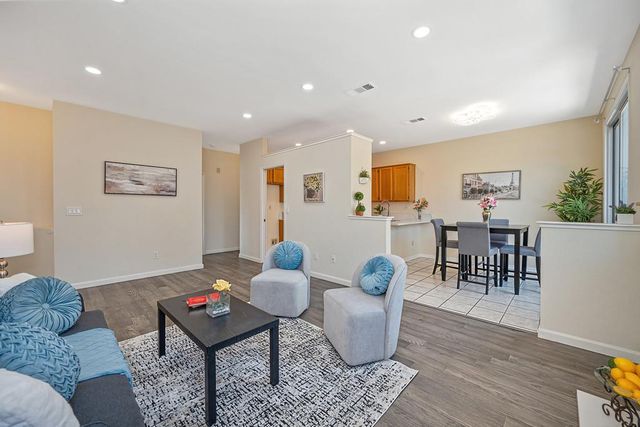 5621 Elk Spring Way, Elk Grove, CA 95758