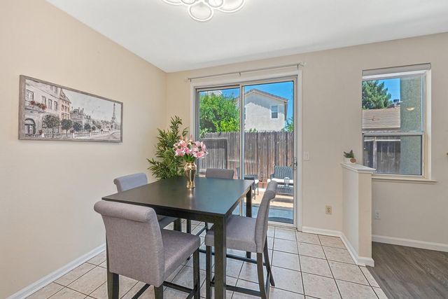 5621 Elk Spring Way, Elk Grove, CA 95758