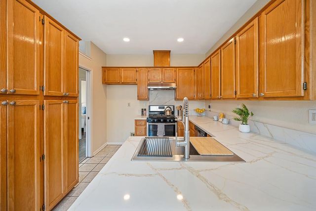 5621 Elk Spring Way, Elk Grove, CA 95758