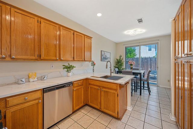 5621 Elk Spring Way, Elk Grove, CA 95758