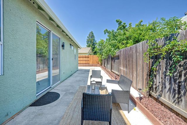 5621 Elk Spring Way, Elk Grove, CA 95758