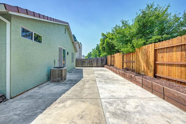 5621 Elk Spring Way, Elk Grove, CA 95758