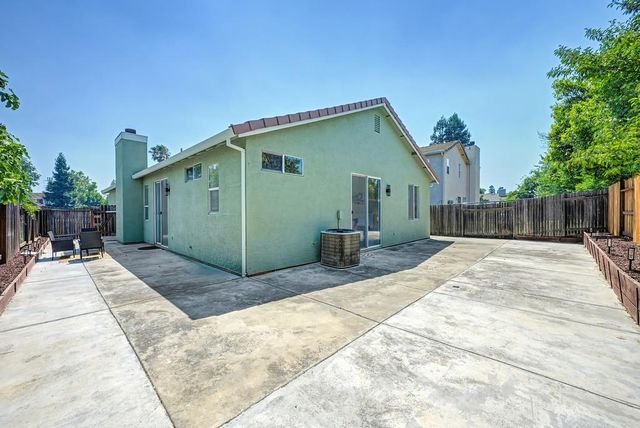 5621 Elk Spring Way, Elk Grove, CA 95758