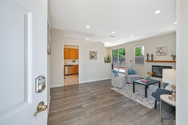 5621 Elk Spring Way, Elk Grove, CA 95758