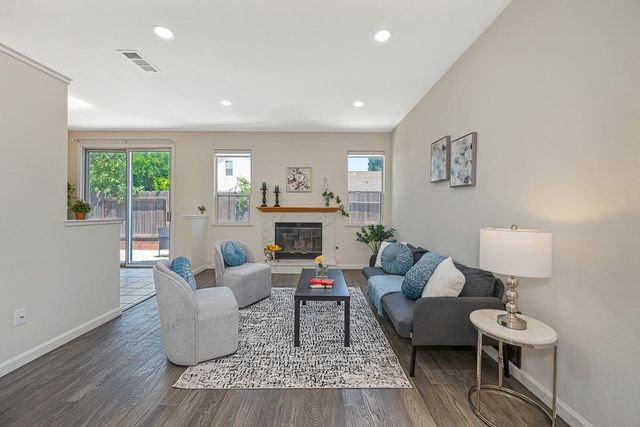 5621 Elk Spring Way, Elk Grove, CA 95758