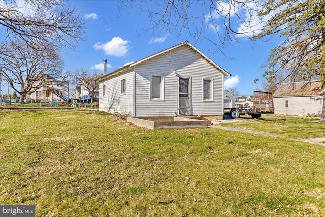 210 CHARLES AVENUE, Hanover, PA 17331