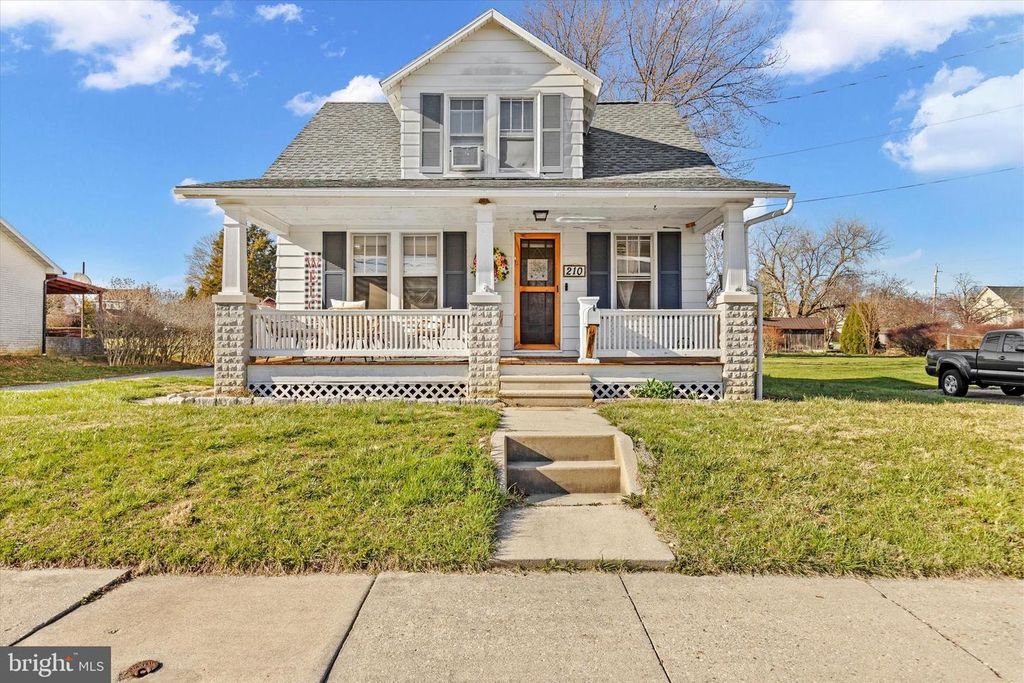 210 CHARLES AVENUE, Hanover, PA 17331