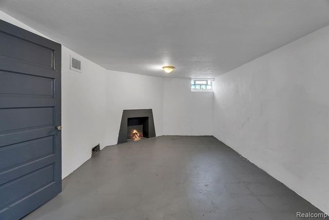 8790 E Outer Drive, Detroit, MI 48213