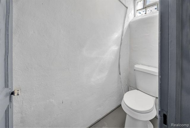 8790 E Outer Drive, Detroit, MI 48213