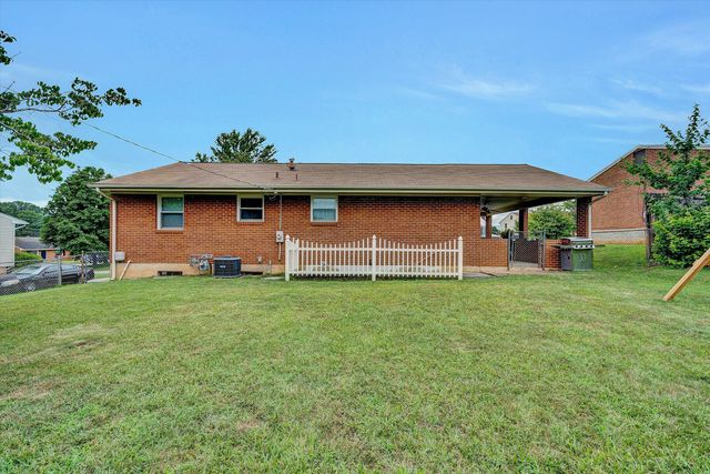 936 Ingleside LN, Salem, VA 24153