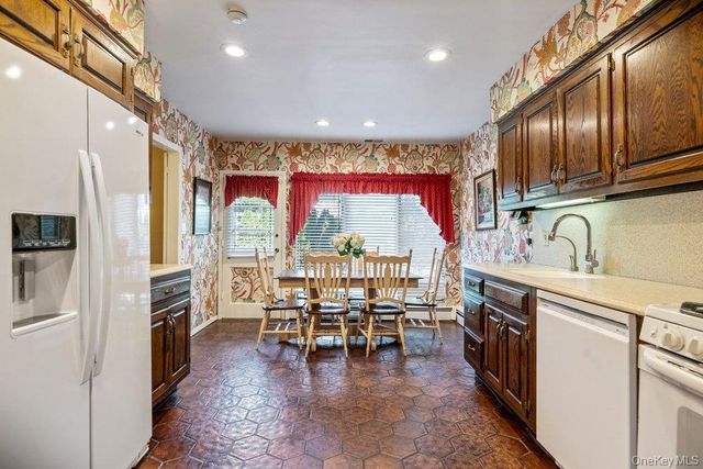 18 Herkimer Avenue, Jericho, NY 11753