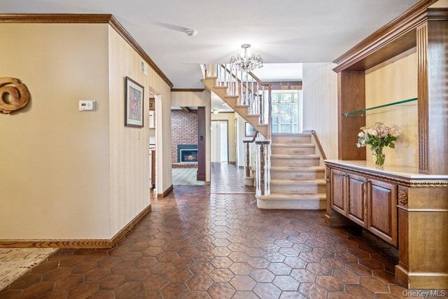 18 Herkimer Avenue, Jericho, NY 11753