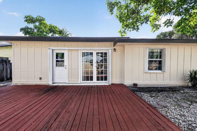 748 Place Chateau, Delray Beach, FL 33445