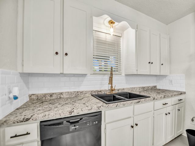 7521 Pawnee Trail, Lake Worth, TX 76135