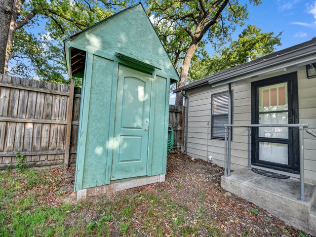 7521 Pawnee Trail, Lake Worth, TX 76135