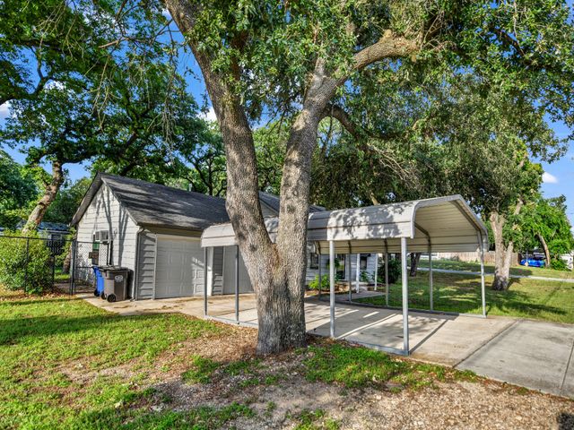 7521 Pawnee Trail, Lake Worth, TX 76135