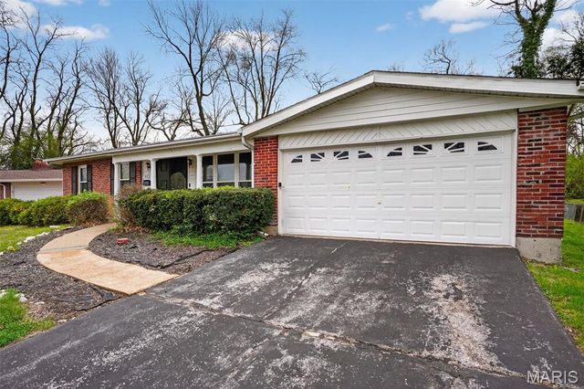 912 Cheri Heights Court, St Louis, MO 63135