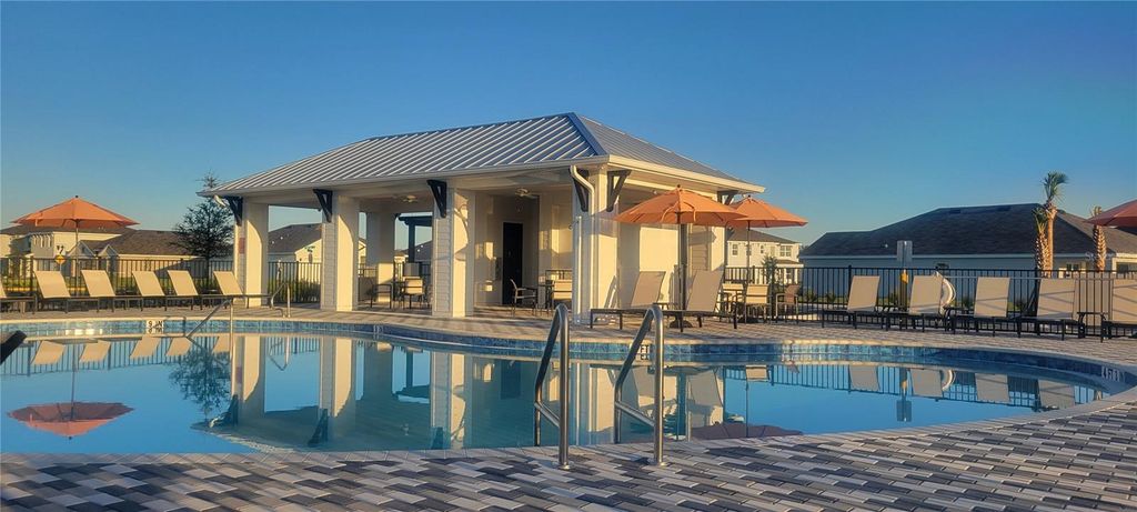 Image 4 of property listing at 10916 37TH AVENUE E, Palmetto, FL 34221