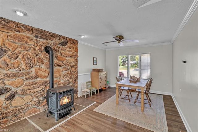 209 Oak Point DR, Yorktown, VA 23692