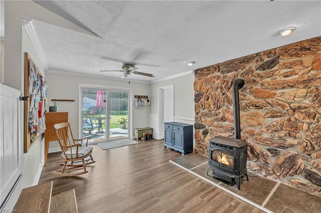 209 Oak Point DR, Yorktown, VA 23692