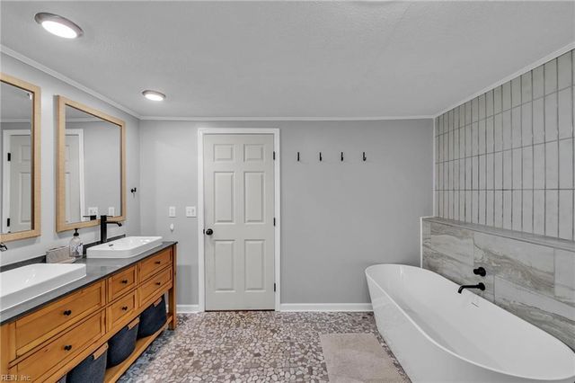 209 Oak Point DR, Yorktown, VA 23692