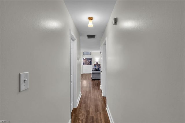 209 Oak Point DR, Yorktown, VA 23692