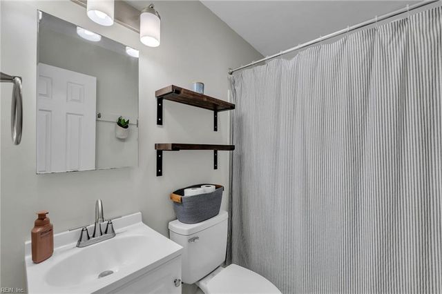 209 Oak Point DR, Yorktown, VA 23692