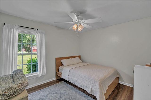 209 Oak Point DR, Yorktown, VA 23692