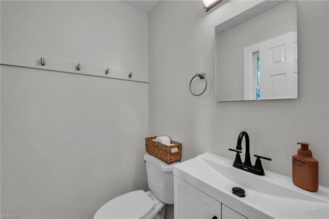 209 Oak Point DR, Yorktown, VA 23692