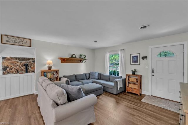 209 Oak Point DR, Yorktown, VA 23692
