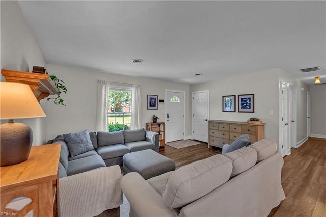 209 Oak Point DR, Yorktown, VA 23692