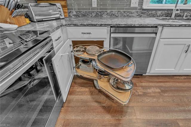 209 Oak Point DR, Yorktown, VA 23692