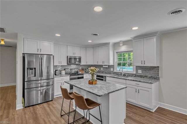 209 Oak Point DR, Yorktown, VA 23692