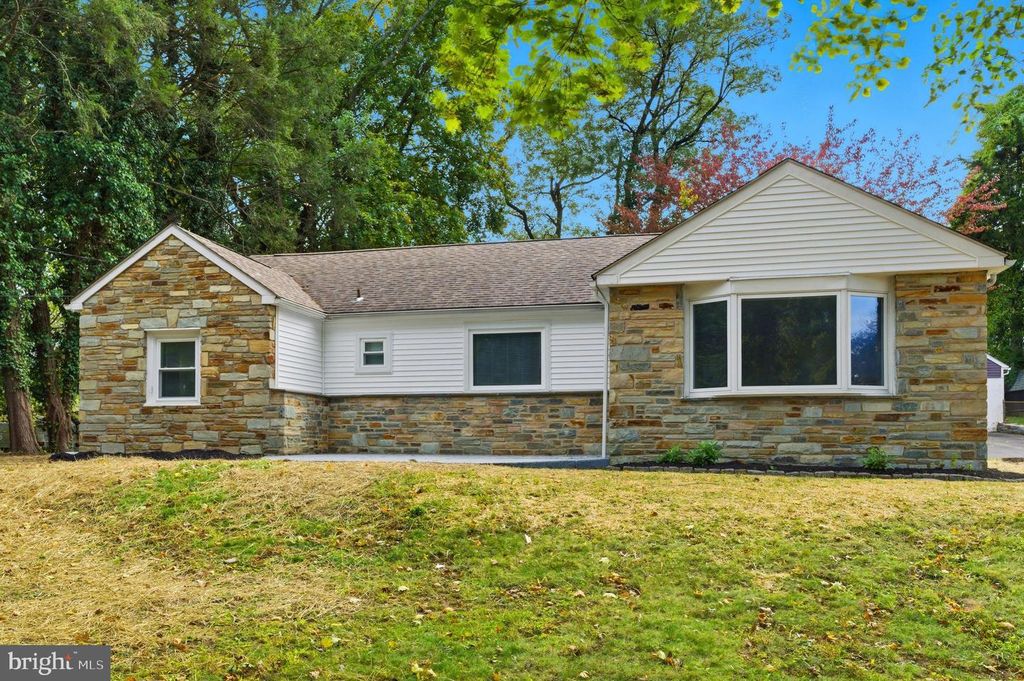 Image 2 of property listing at 121 TREVOSE RD, Feasterville Trevose, PA 19053