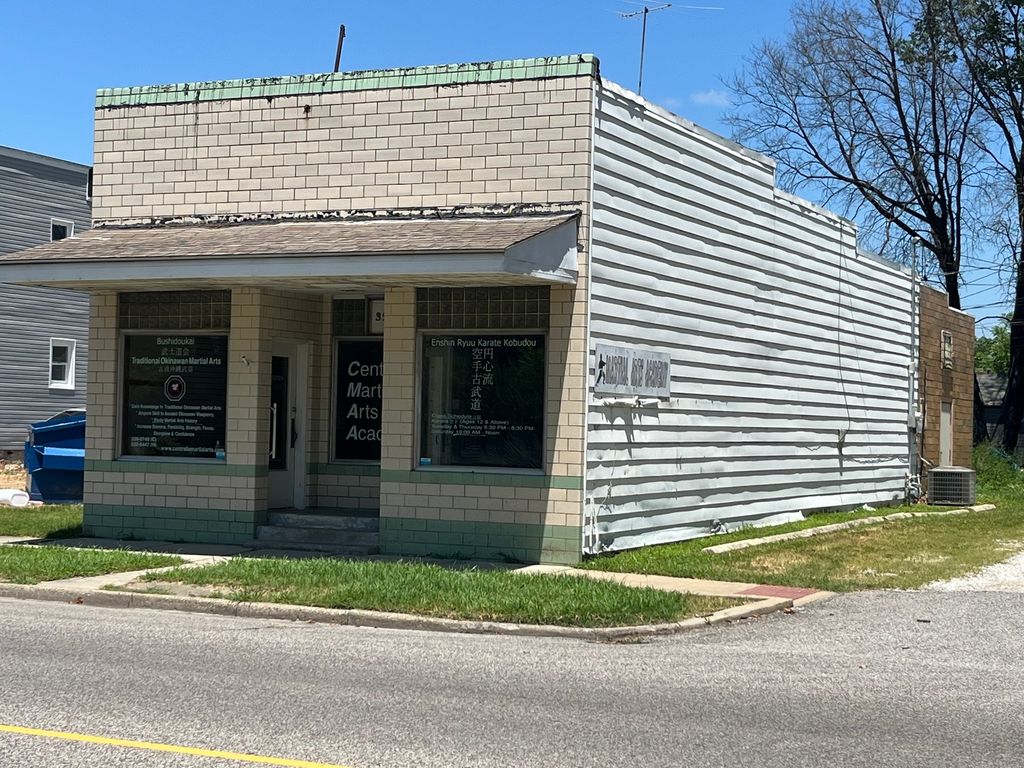 Image 3 of property listing at 320 W BROADWAY Avenue, Centralia, IL 62801