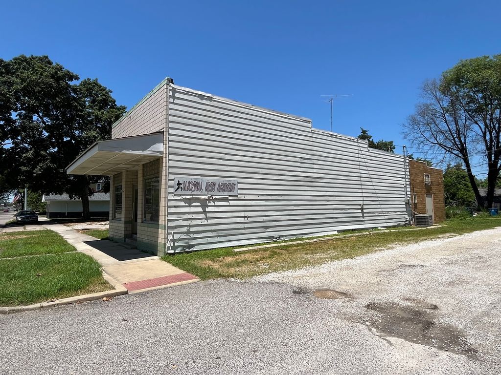 Image 4 of property listing at 320 W BROADWAY Avenue, Centralia, IL 62801