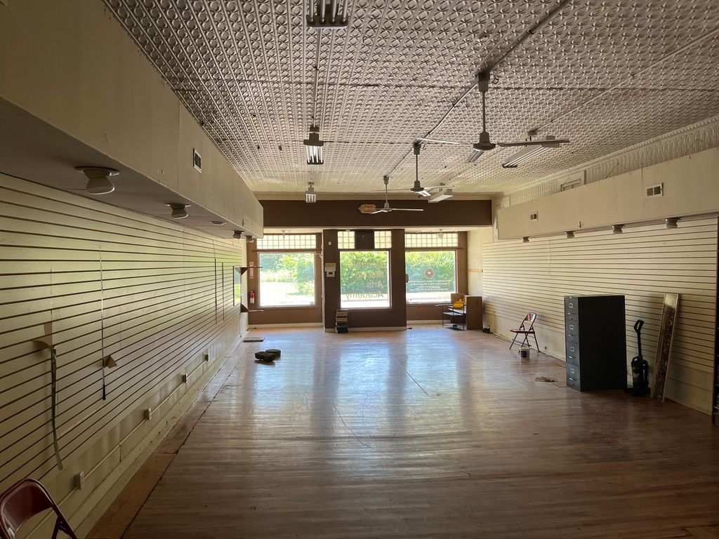 Image 5 of property listing at 320 W BROADWAY Avenue, Centralia, IL 62801