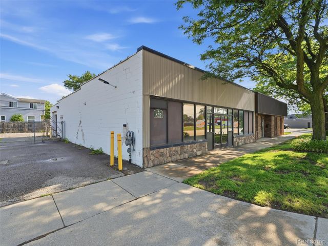 832 W 11 Mile Road, Madison Heights, MI 48071